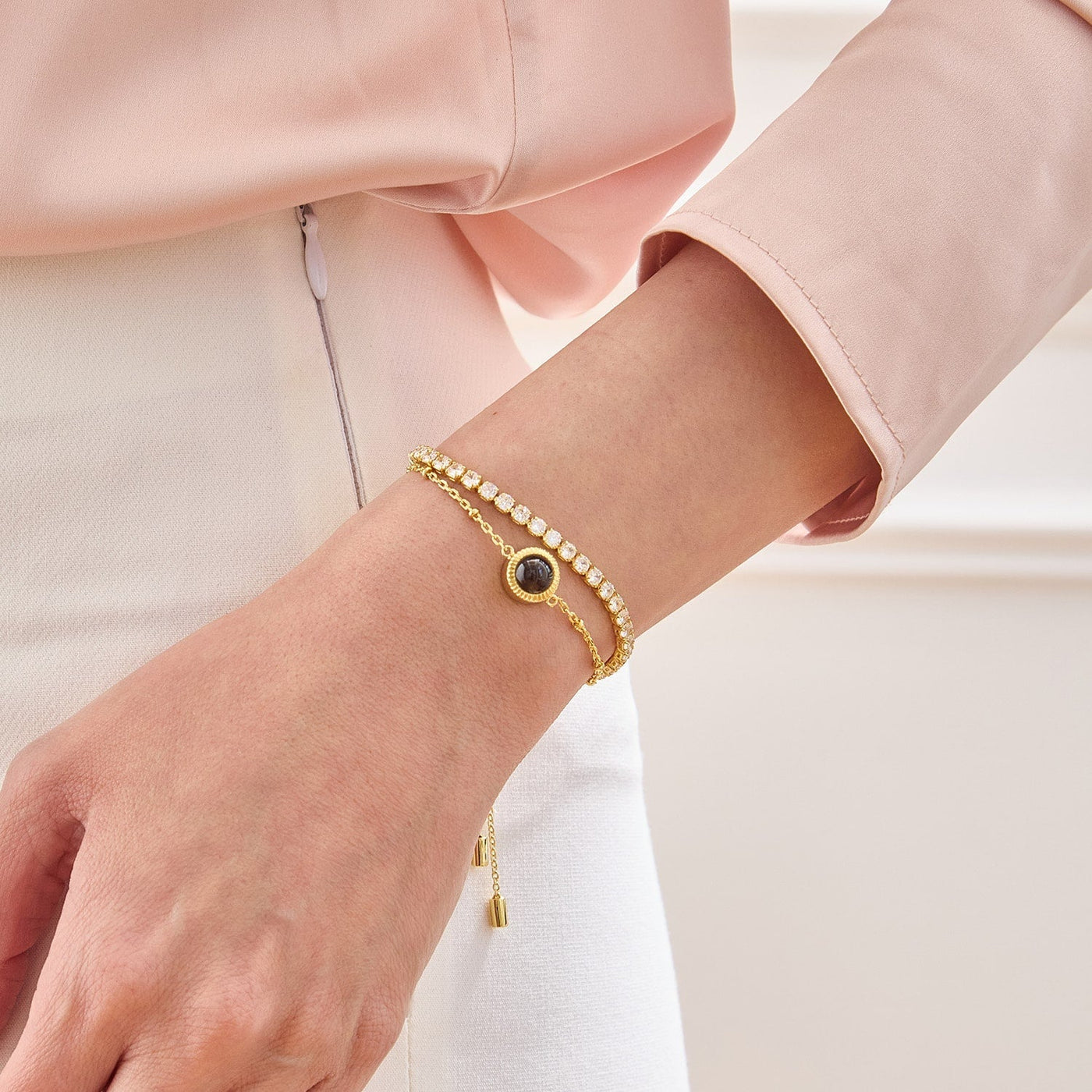 Glitzernde damen-armbandkette mit perlen – elegantes accessoire für den alltag