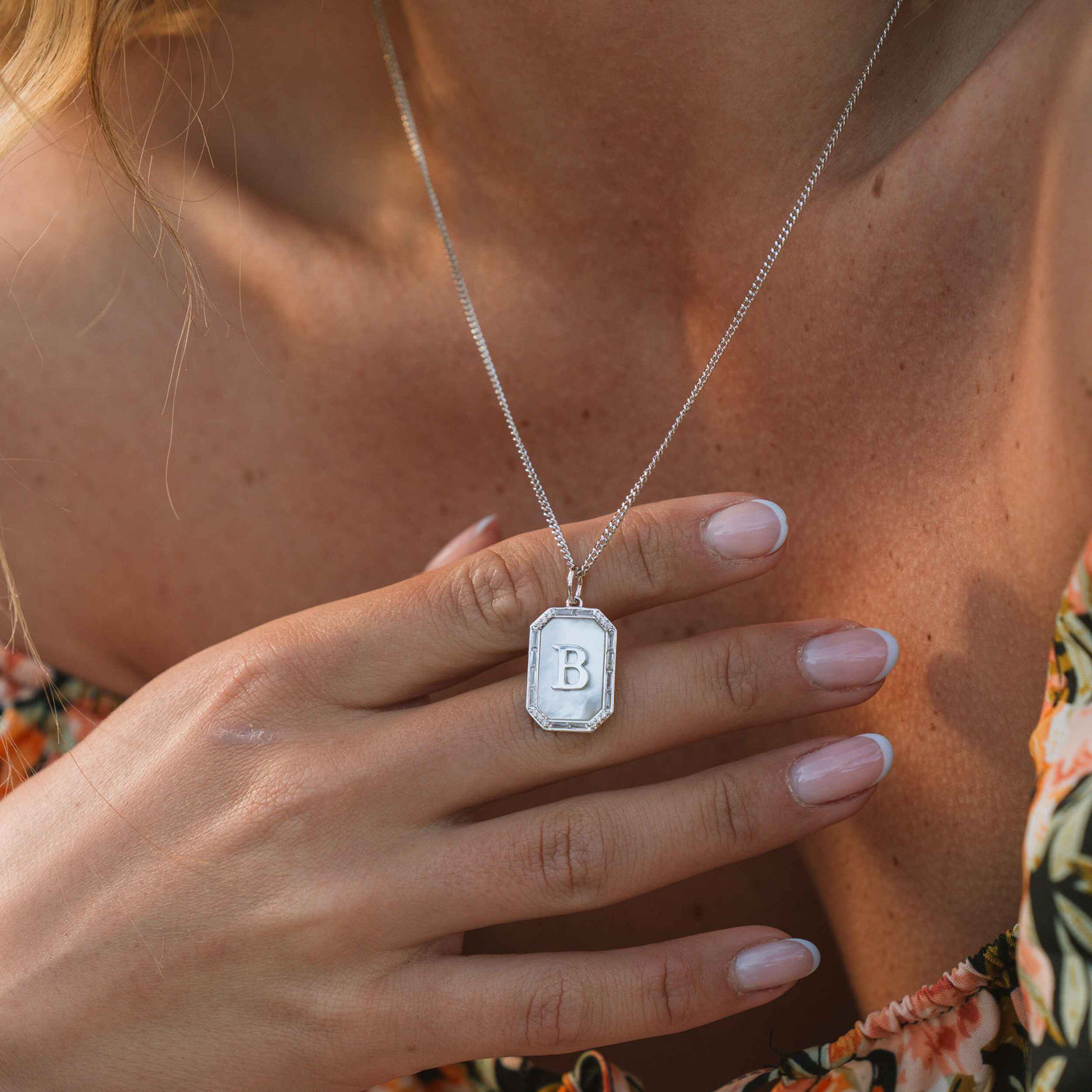 Goldene initialen anhänger kette - elegantes accessoire für frauen