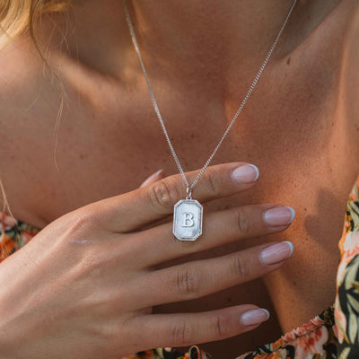 Goldene initialen anhänger kette - elegantes accessoire für frauen
