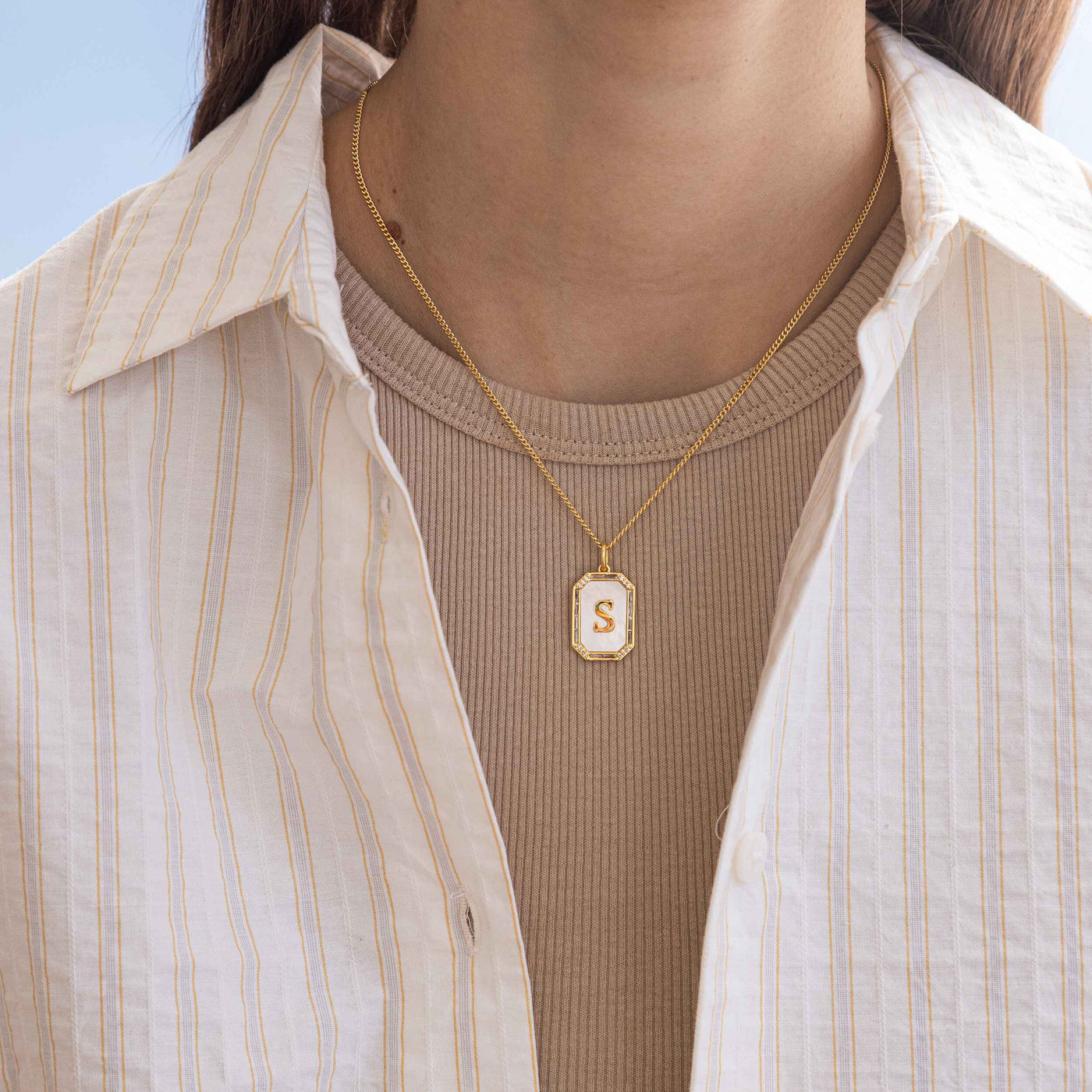Goldene initialen anhänger kette - elegantes accessoire für frauen