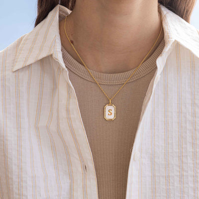 Goldene initialen anhänger kette - elegantes accessoire für frauen