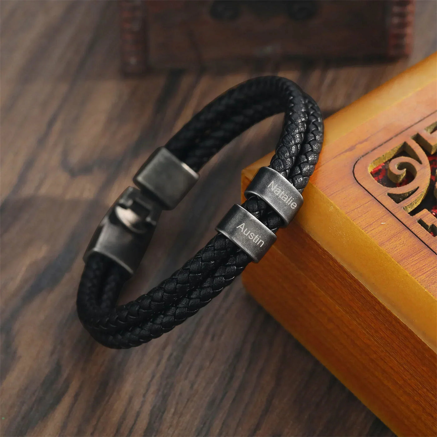 Personalisierbares, graviertes lederarmband für männer – individuelle namensgravur