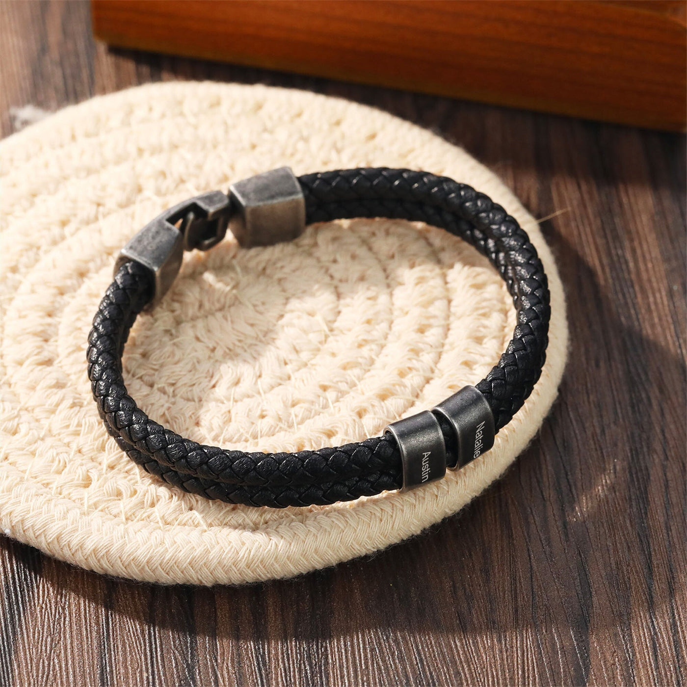 Personalisierbares, graviertes lederarmband für männer – individuelle namensgravur